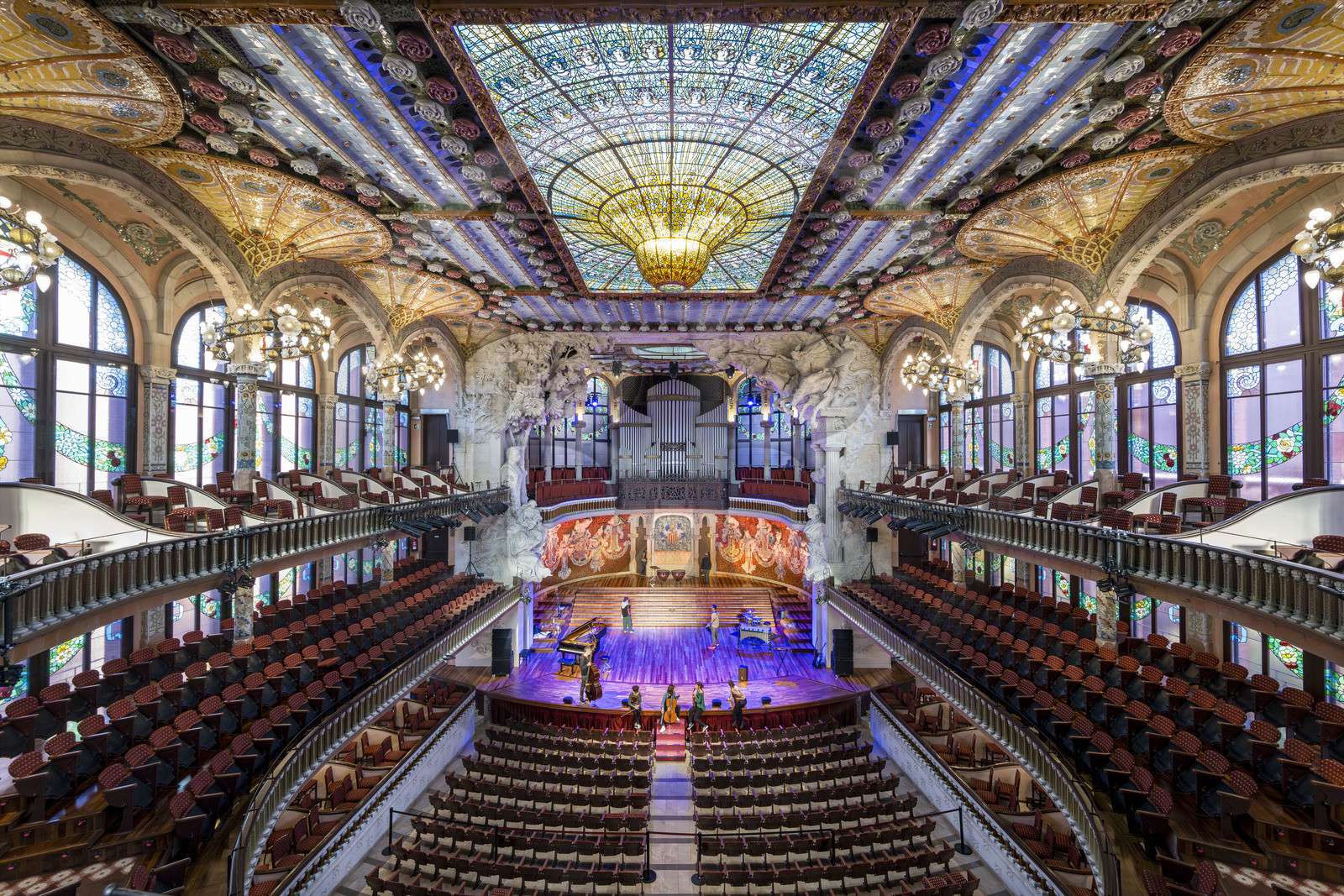 Espagne, Catalogne, Barcelone, Palau de la Musica Catalana (palais de la musique catalane), salle de concert dessinée par l'architecte du modernisme catalan Lluis Domènech i Montaner, site classé au Patrimoine Mondial de l'UNESCO, grande verrière, coupole de vitraux oeuvre de Antoni Rigalt i Blanch