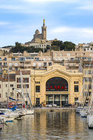 France, Bouches-du-Rhône (13), Marseille, Le Vieux Port, le théâtre de La Criée sur la quai Rive-Neuve, la basilique Notre Dame de la Garde en arrière plan