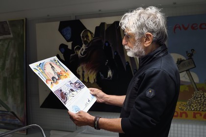 France, Charente (16), Angoulême, Cité internationale de la bande dessinée et de l’image (CIBDI), dans les réserves du musée de la BD, le dessinateur Edmond Baudoin regarde une planche de sa bande dessinée Peau d'Âne aux Ed Gallimard
