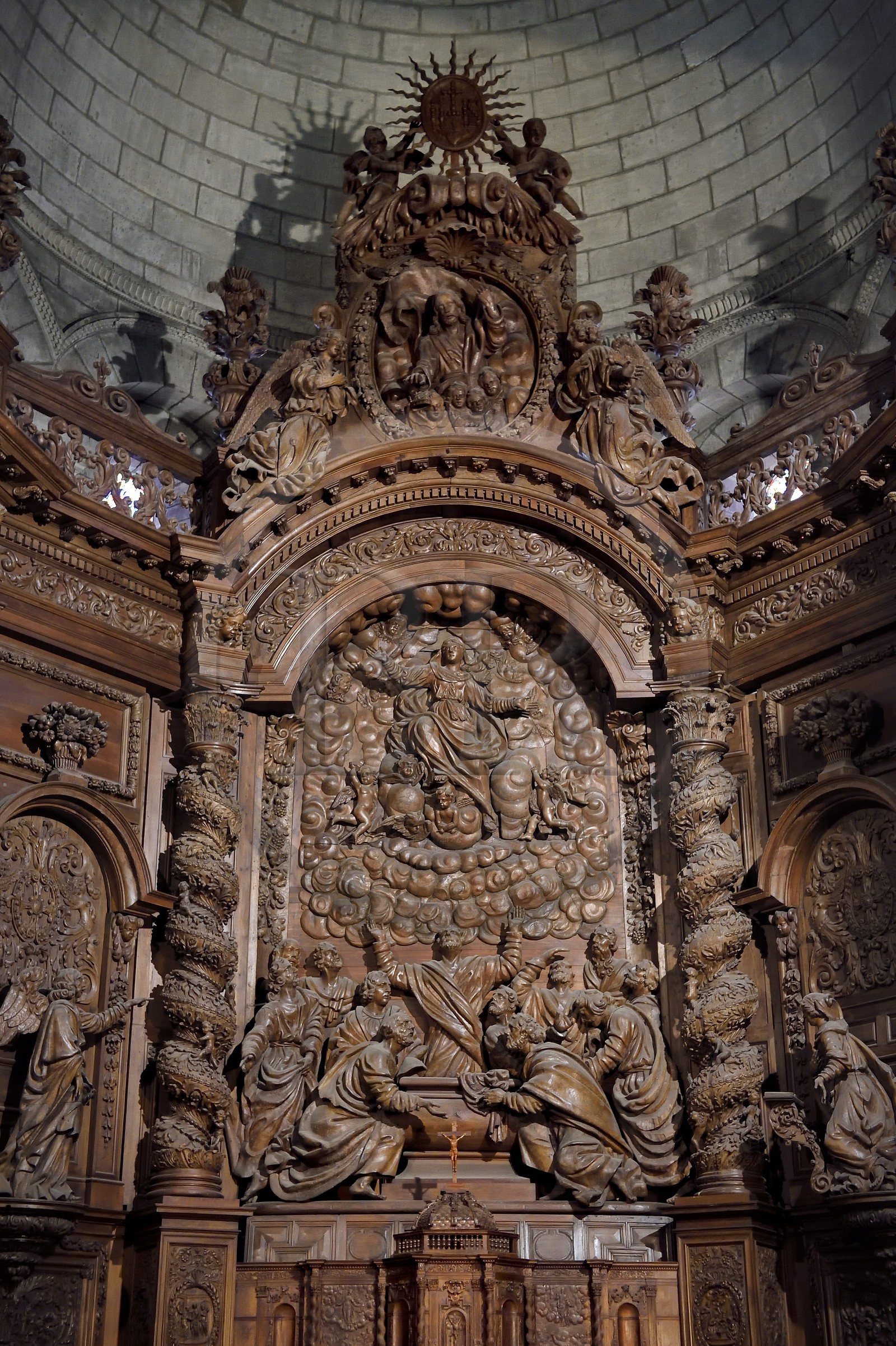 France, Dordogne (24), Périgord Blanc, Périgueux, Cathédrale Saint-Front étape sur le chemin de Saint-Jacques-de-Compostelle site classé Patrimoine Mondial de l'UNESCO, retable baroque de l'abside représentant la Dormition et l'Assomption de la Vierge