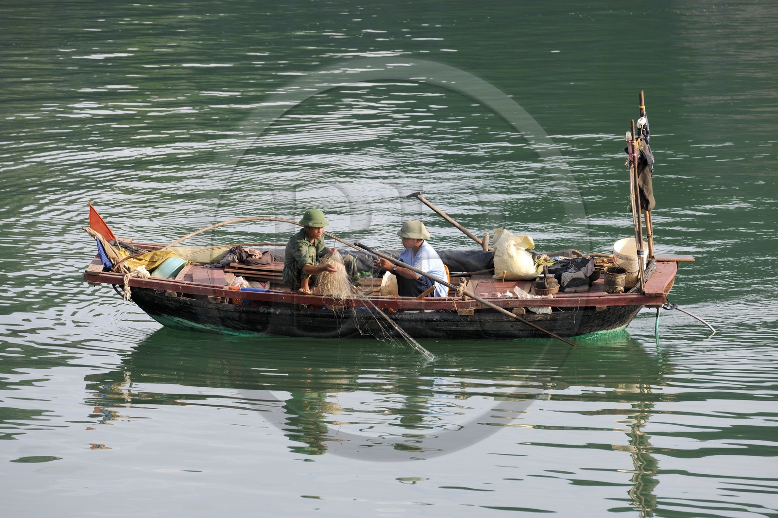 Vietnam, province de Quang Ninh, la Baie d'Halong classée Patrimoine Mondial de l'UNESCO, bateau de pêche