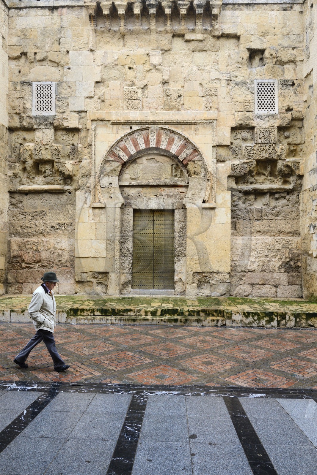 Espagne, Andalousie, Cordoue, centre historique classé Patrimoine Mondial de l'UNESCO, la Mezquita, mosquée-cathédrale, architecture omeyyade de Cordoue, une des portes de l'enceinte