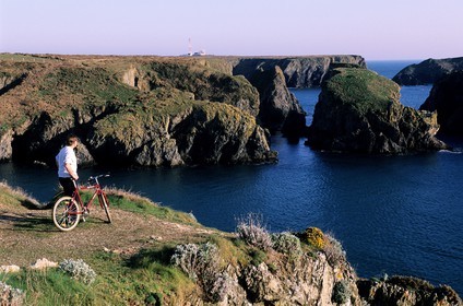 France, Morbihan (56), Belle-Île, un cycliste admirant le chaos rocheux de Port Goulphar