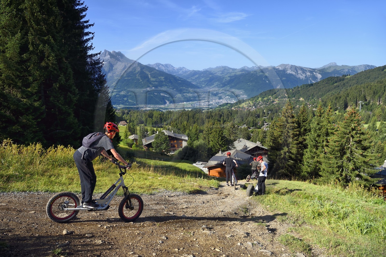 Suisse, canton de Vaud, Villars-sur-Ollon, descente des pentes en trottinette tout terrain (Trottin’Herbe)