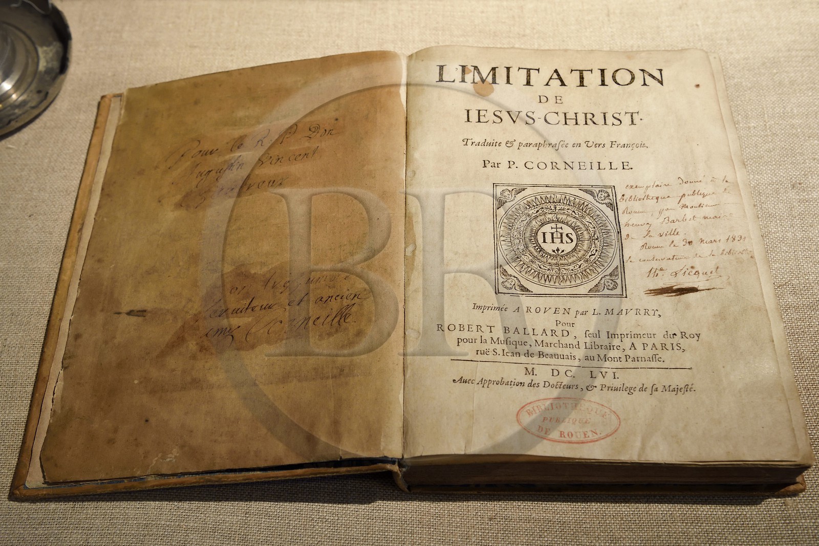 France, Seine-Maritime (76), Rouen, musée Pierre Corneille, le traduction en français de L'Imitation de Jésus Christ (De imitatione Christi) écrit par Corneille et dédicacé par Corneille à son professeur du lycée des Jésuites