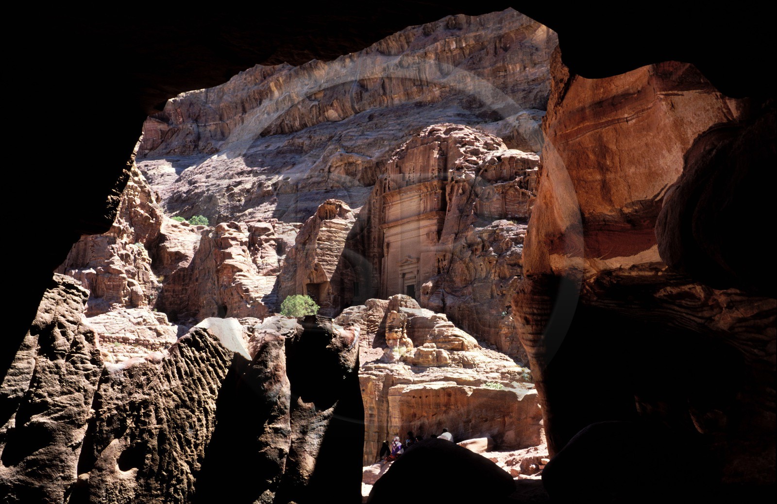 Jordanie, Petra, tombes qui font face au théâtre vues depuis l'intérieur d'une tombe Jordanie, Petra, tombes qui font face au théâtre vues depuis l'intérieur d'une tombe