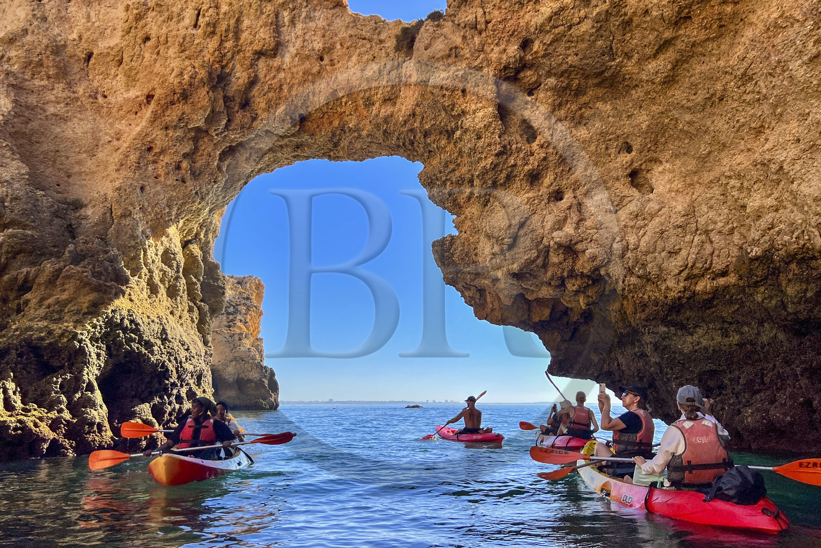 Portugal, Algarve, Lagos, randonnée en kayak au pied des falaises escarpées de la Ponta da Piedade