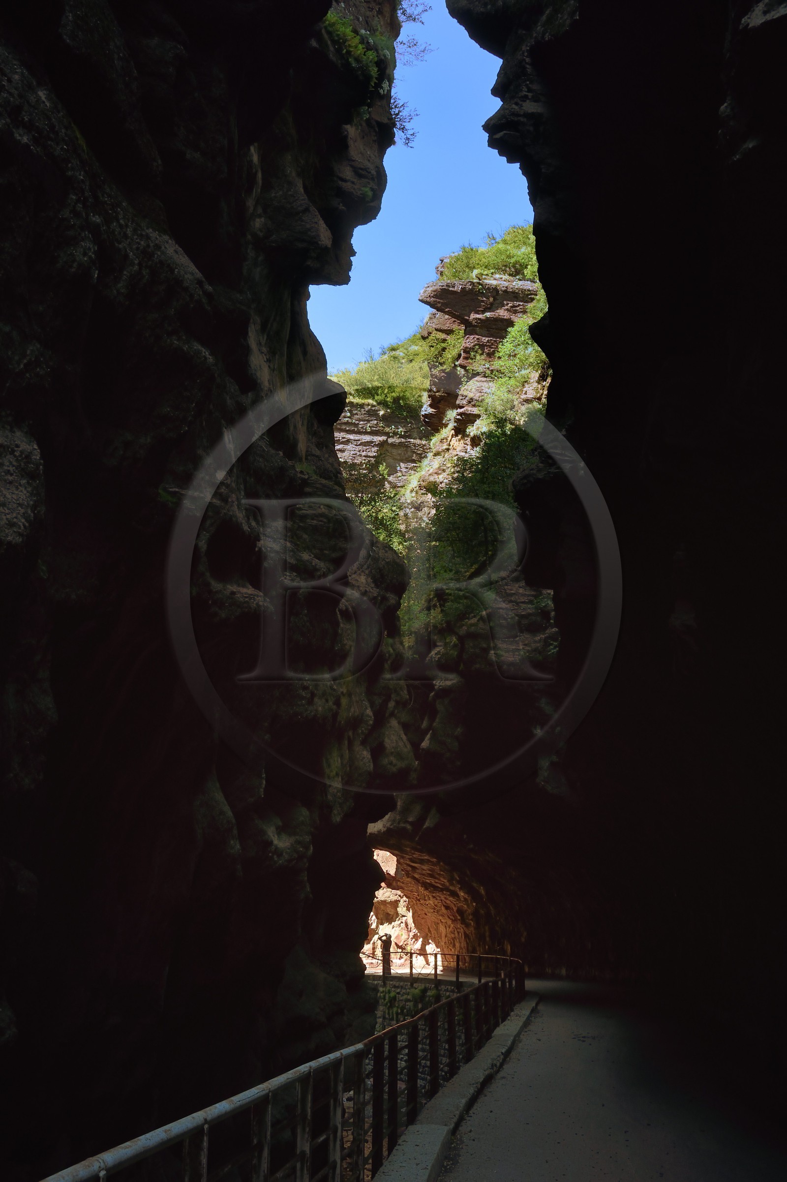 France, Alpes-Maritimes (06), Massif du Mercantour, site natura 2000, Gorges du Cians creusées par le Cians dans des sols de pélite rouge, portion de l'ancienne route aujourd'hui abandonnée au lieu dit La Grande Clue France, Alpes-Maritimes (06), Massif du Mercantour, site natura 2000, Gorges du Cians creusées par le Cians dans des sols de pélite rouge, portion de l'ancienne route aujourd'hui abandonnée au lieu dit La Grande Clue