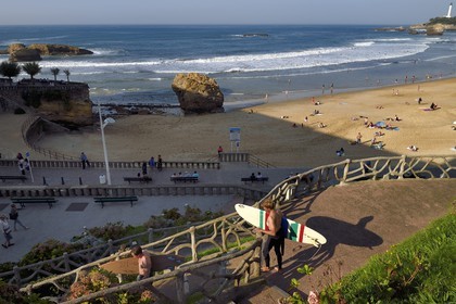 France, Pyrénées-Atlantiques (64), Pays-Basque, Biarritz, surfers descendant à la Grande Plage