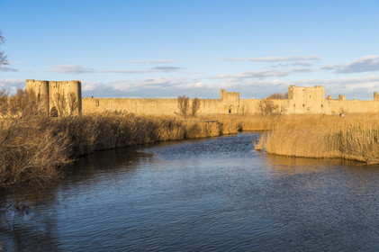 France, Gard (30), Aigues-Mortes, tours des remparts Sud et les marais salants en hiver
