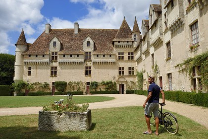 France, Dordogne, Perigord Blanc, Neuvic, Neuvic castle along the river Isle that follows the Greenway cycle route (Veloroute Voie verte)
