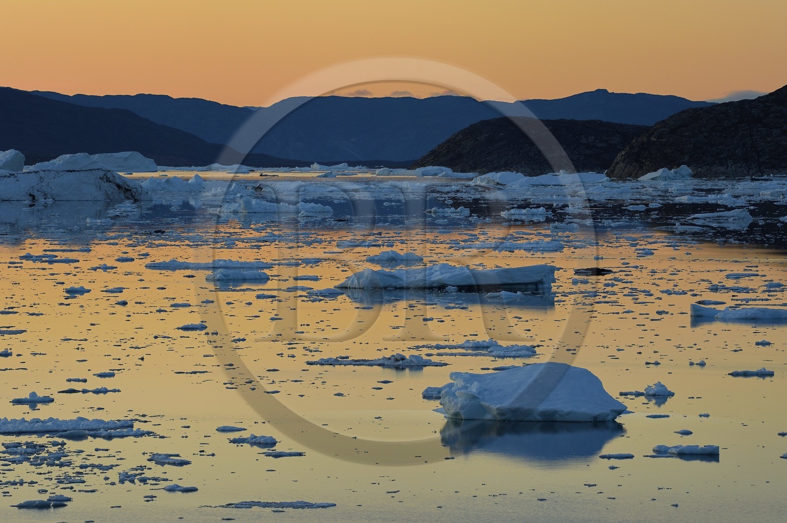 Groenland, cote ouest, baie de Disko, icebergs dans la baie de Quervain au crépuscule