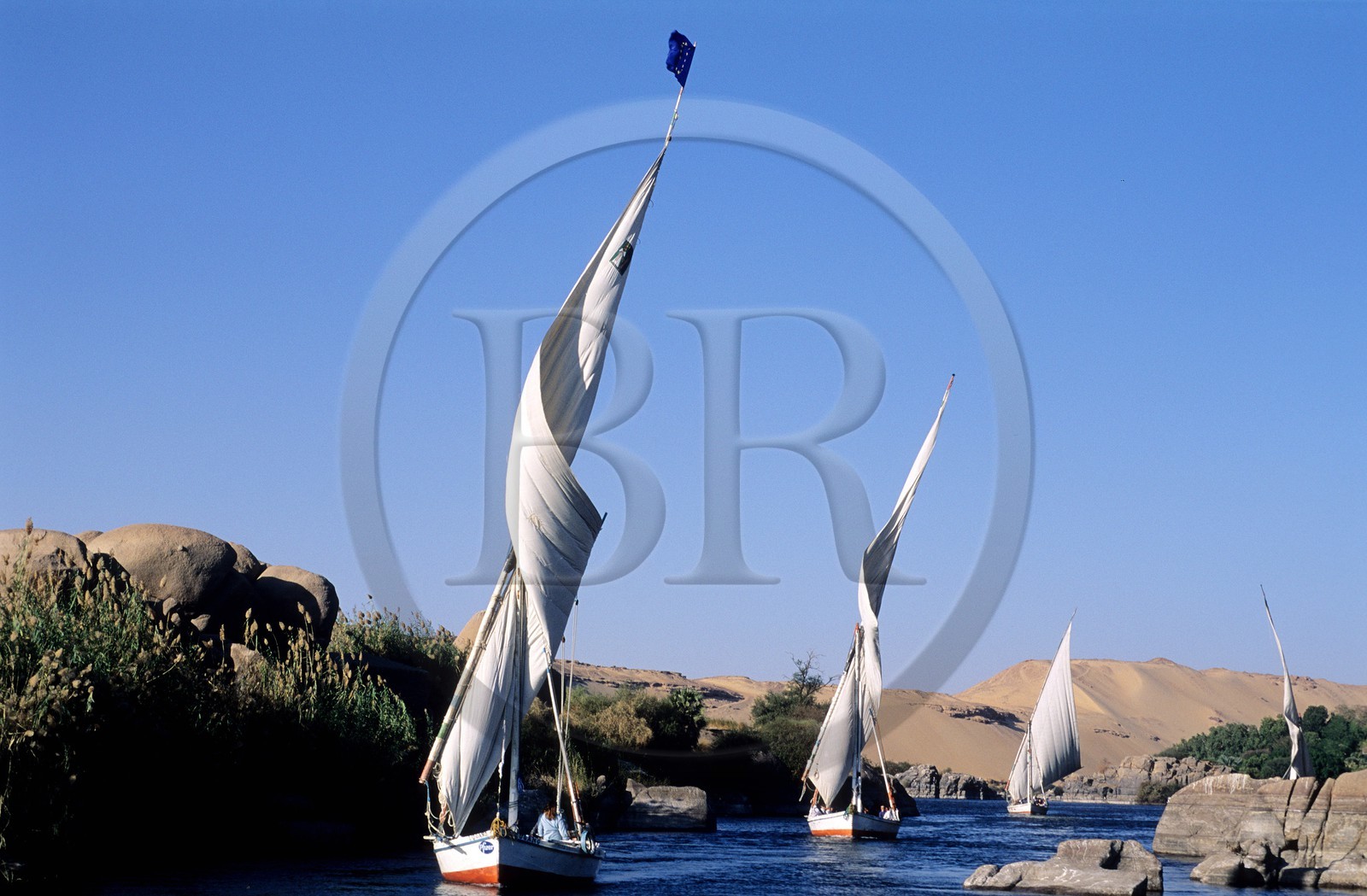 Egypte, Assouan, felouques navigant dans les anciennes cataractes du Nil au sud de la ville