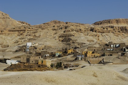 Egypte, Haute Egypte, vallée du Nil, environs de Louxor, Thèbes Ouest, nécropole thébaine, vieux village de Gournah au pied des Tombes des Nobles