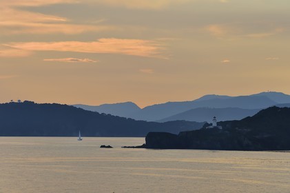 France, Var (83), Iles d'Hyères, parc national de Port Cros, Ile de Porquerolles, vue depuis le Fort du Petit Langoustier sur le phare du Grand-Ribaud et la Presqu'Ile de Giens