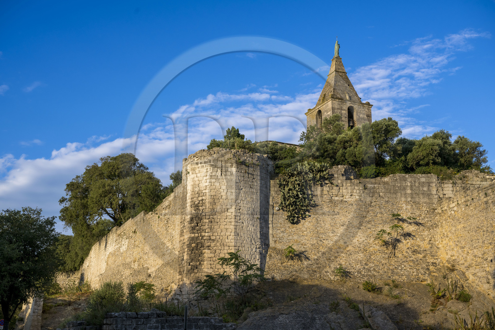 France, Bouches-du-Rhône (13), Arles, les remparts classés Patrimoine Mondial de l'UNESCO, vestiges des murs d'enceinte de l'ancien castrum de la colonie romaine d'Arelate datant du Ier siècle et l'église Notre-Dame-de-la-Major France, Bouches-du-Rhône (13), Arles, les remparts classés Patrimoine Mondial de l'UNESCO, vestiges des murs d'enceinte de l'ancien castrum de la colonie romaine d'Arelate datant du Ier siècle et l'église Notre-Dame-de-la-Major