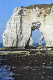 France, Seine-Maritime, Pays de Caux, Alabaster Coast (Cote d'Albatre), Etretat, Manneporte seen from the pointe de la Courtine at low tide