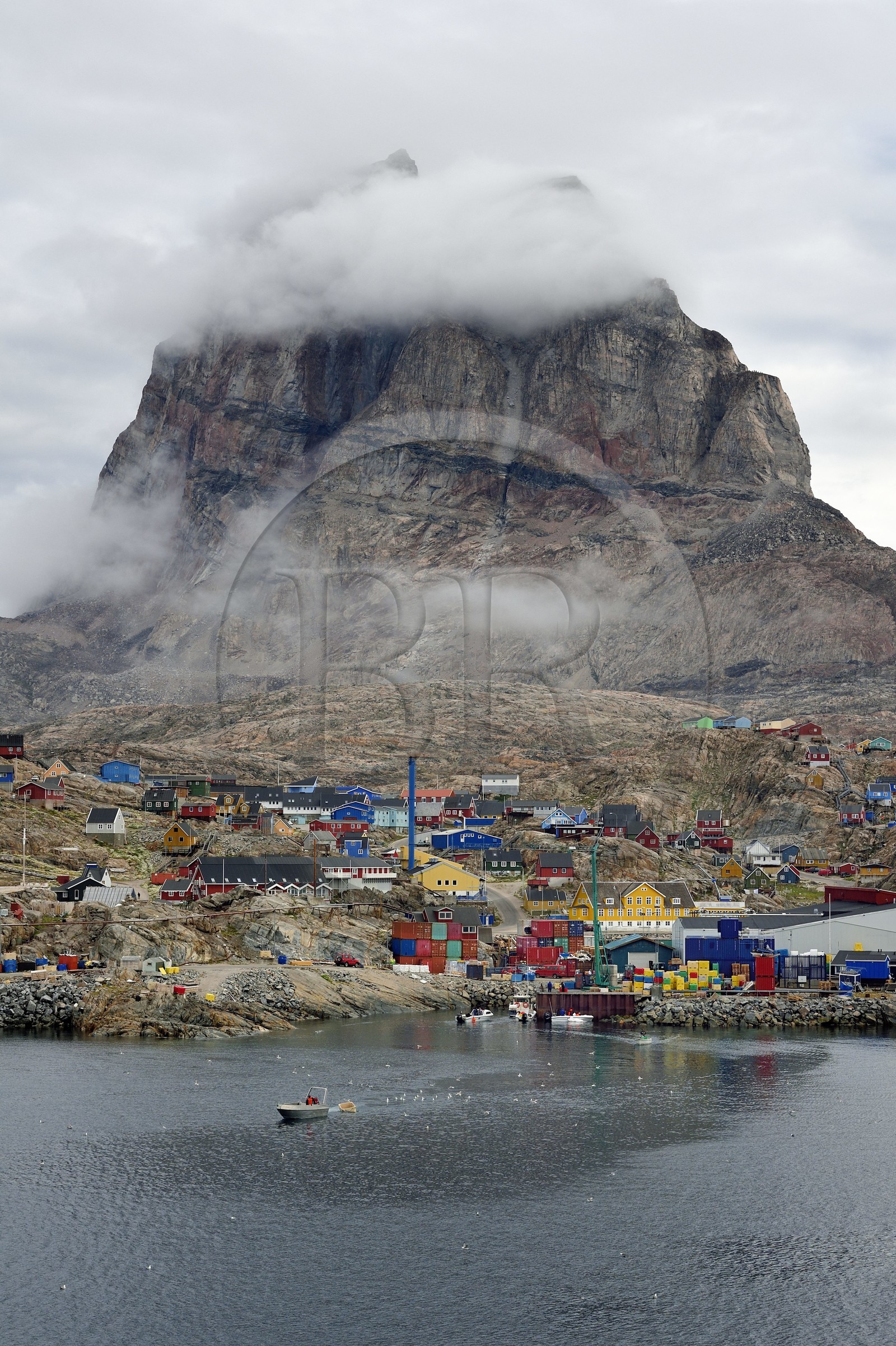 Groenland, cote ouest, la ville d'Uummannaq dominée par le mont Uummannaq qui culmine à 1170 m