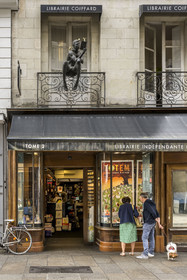 France, Loire Atlantique, Nantes, Graslin district, Coiffard bookstore rue de la Fosse, sculpture Le Liseur aux Canaris by visual artist Stephane Phelippot