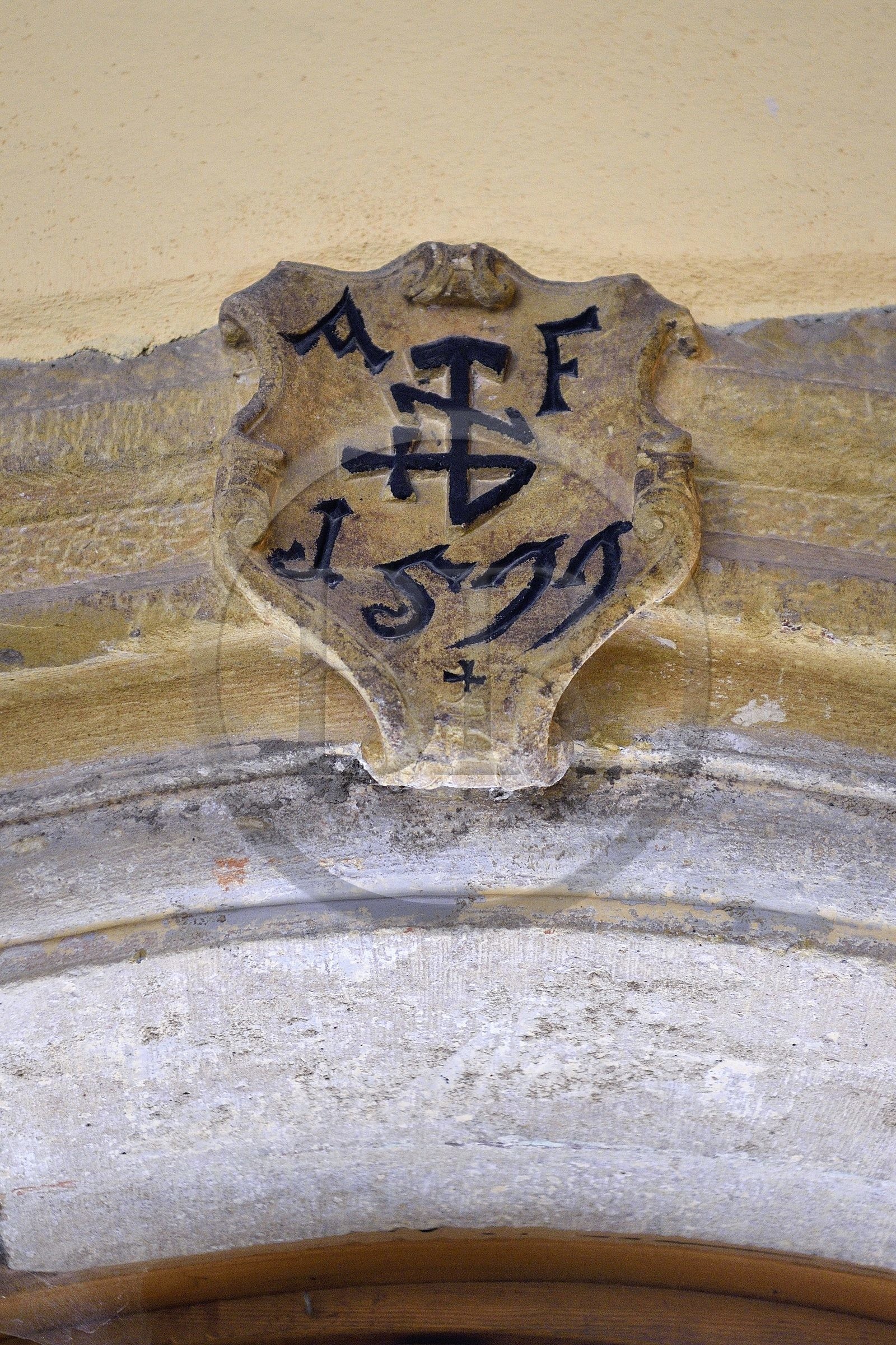 France, Haut-Rhin (68), Eguisheim, cartouche ornant une maison avec les initiales A et F du propriétaire et son épouse, les outils représentant son métier de tonnelier et la date de construction 1599