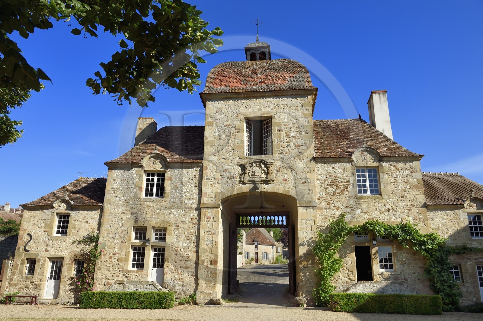 France, Allier (03), ancienne province du Bourbonnais, Souvigny, prieuré clunisien Saint-Pierre-et-Saint-Paul, nécropole ducale des Ducs de Bourbon, la porterie du logis prieural (XVIIe siècle)
