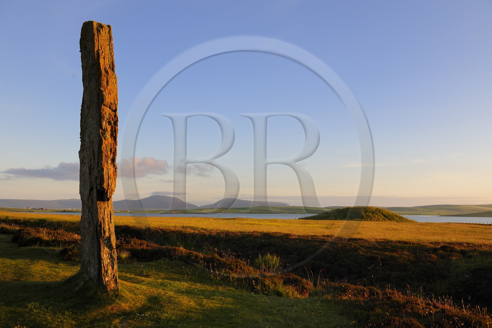 Royaume-Uni, Ecosse, Iles Orcades, Ile de Mainland, au bord du Loch of Stenness, cercle de pierres levées du Ring of Brodgar, classées Patrimoine Mondial de l' UNESCO