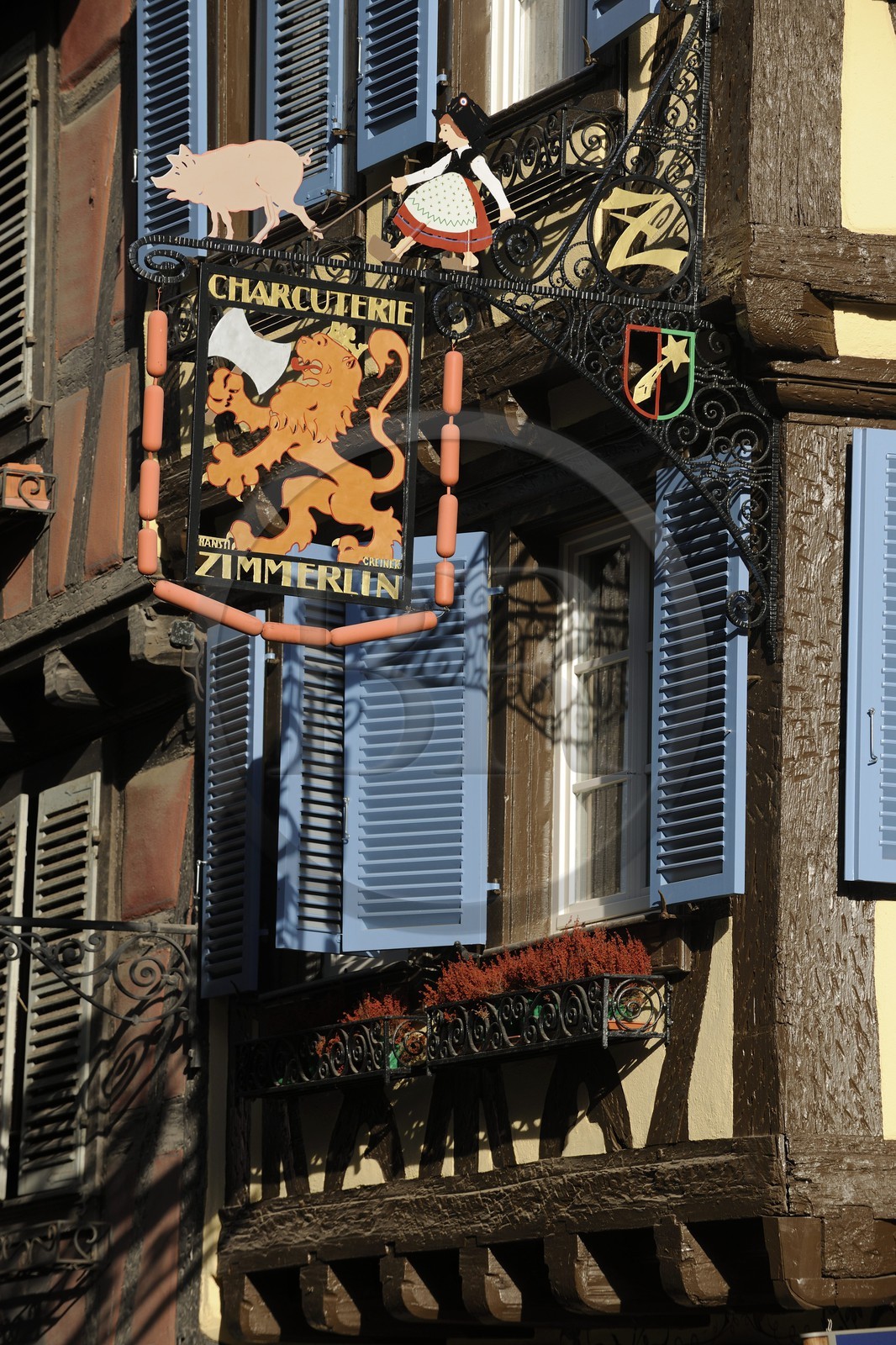 France, Haut-Rhin (68), Colmar, enseigne d'une ancienne charcuterie Maison Zimmerlin au 7 rue des Serruriers dessinée par Hansi