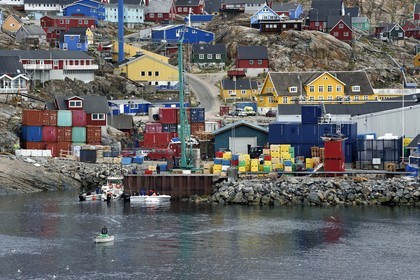 Groenland, cote ouest, baie de Baffin, le port de la ville de Uummannaq accrochée à la roche