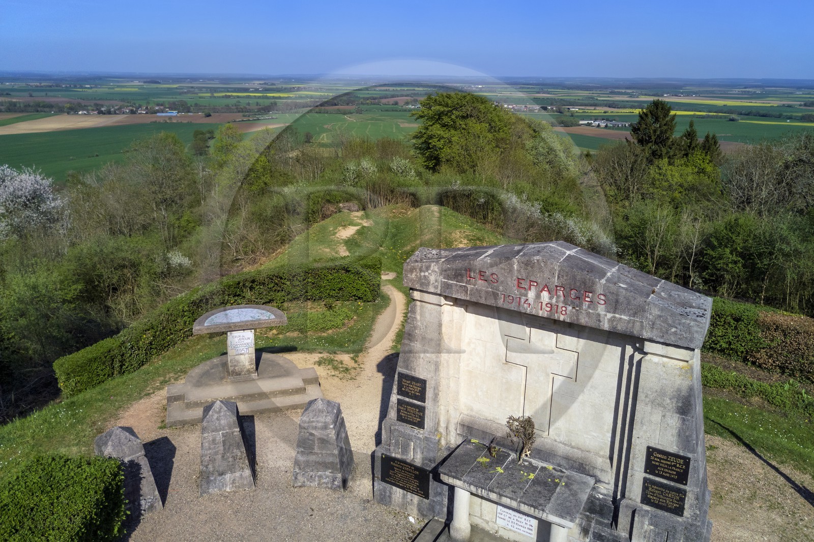 France, Meuse (55), Parc régional de Lorraine, Cotes de Meuse, Les Éparges, traces des combats d’une des luttes les plus meurtrières de la Première Guerre mondiale, trous d'obus et monument du point X en mémoire de Ceux qui n'ont pas de tombe (vue aérienne)