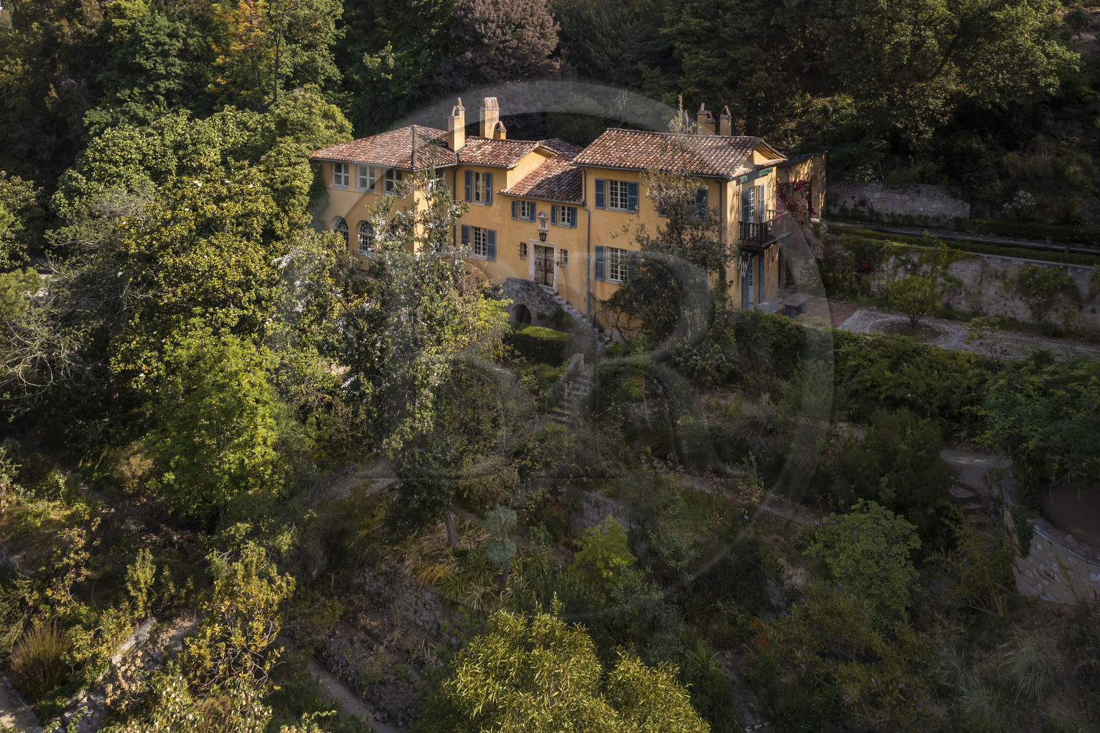 France, Alpes-Maritimes (06), Menton, le jardin Serre de la Madone, la villa du major Lawrence Johnston (vue aérienne) France, Alpes-Maritimes, Menton, the garden Serre de la Madone, Major Lawrence Johnston's villa (aerial view)