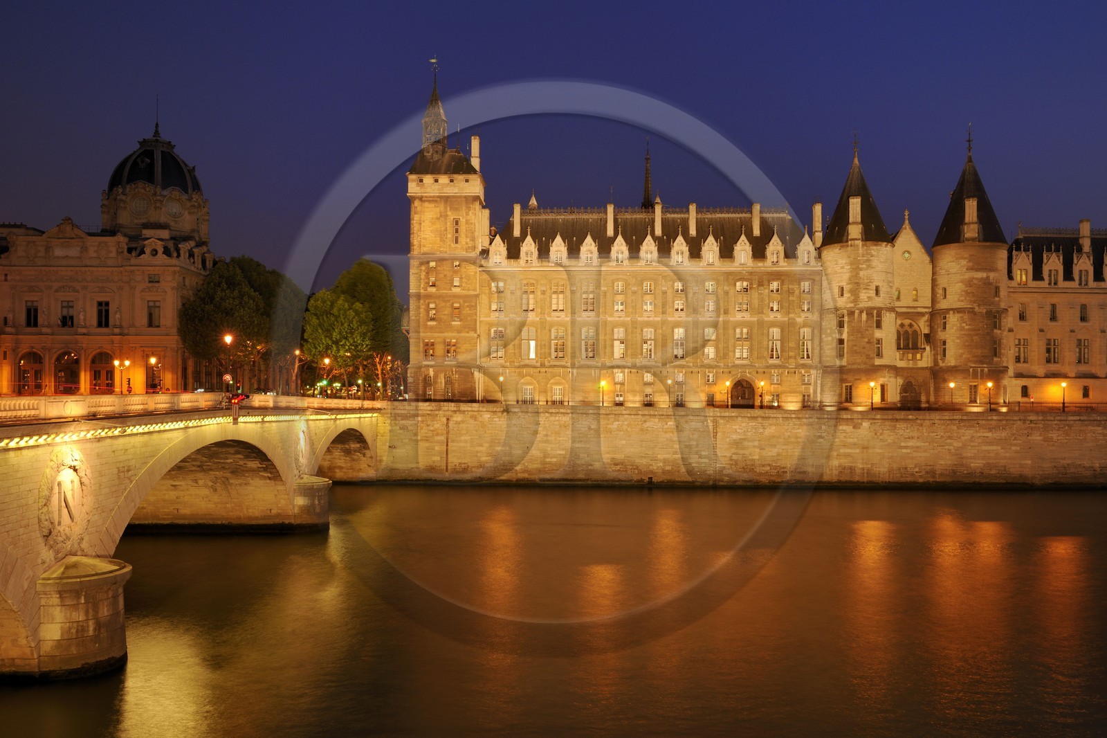 France, Paris (75), les rives de la Seine, classées Patrimoine Mondial de l'UNESCO, la Conciergerie sur l'île de la Cité et le pont au Change