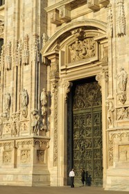 Italie, Lombardie, Milan, le Duomo dans le centre historique, cathédrale de style gothique flamboyant, portail central