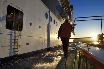 France, Bouches-du-Rhône (13), Marseille, le Pilote maritime de la Station de Pilotage de Marseille-Fos et Président du Club de la Croisière Marseille Provence Jean-François Suhas, s'apprêtant à embarquer à bord d'un bateau de croisière depuis sa pilotine