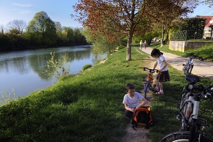 France, Val de Marne, the Marne riverside, kids