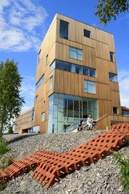 Suède, Comté de Vasterbotten, Umea, le Bildmuseet (Musée d'art contemporain et de la culture visuelle) à Umea Arts Campus en bordure de la rivière Ume (Umeälven)