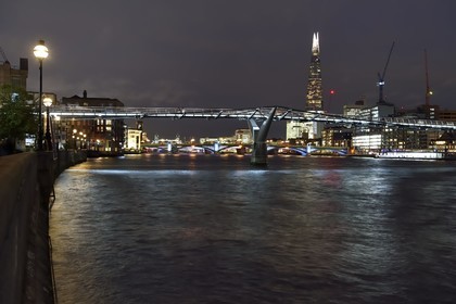 Royaume-Uni, Londres, le pont du millénaire ou Millenium Bridge, le pont de London Bridge et The Shard, la plus haute tour de Londres en arrière-plan par Renzo Piano
