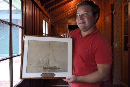 France, Seine-Maritime (76), Pays de Caux, Côte d'Albâtre, Etretat, la maison de Guy de Maupassant appelée La Guillette, Benoit Reverdy, propriétaire de la villa et vice président des amis de La Guillette, montre une photo du Bel-Ami, le bateau de Guy de Maupassant