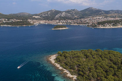 Croatie, Dalmatie, cote dalmate, Ile de Hvar, la ville de Hvar protégée par les Iles Infernales (en croate Paklinski otoci) au premier plan (vue aérienne)