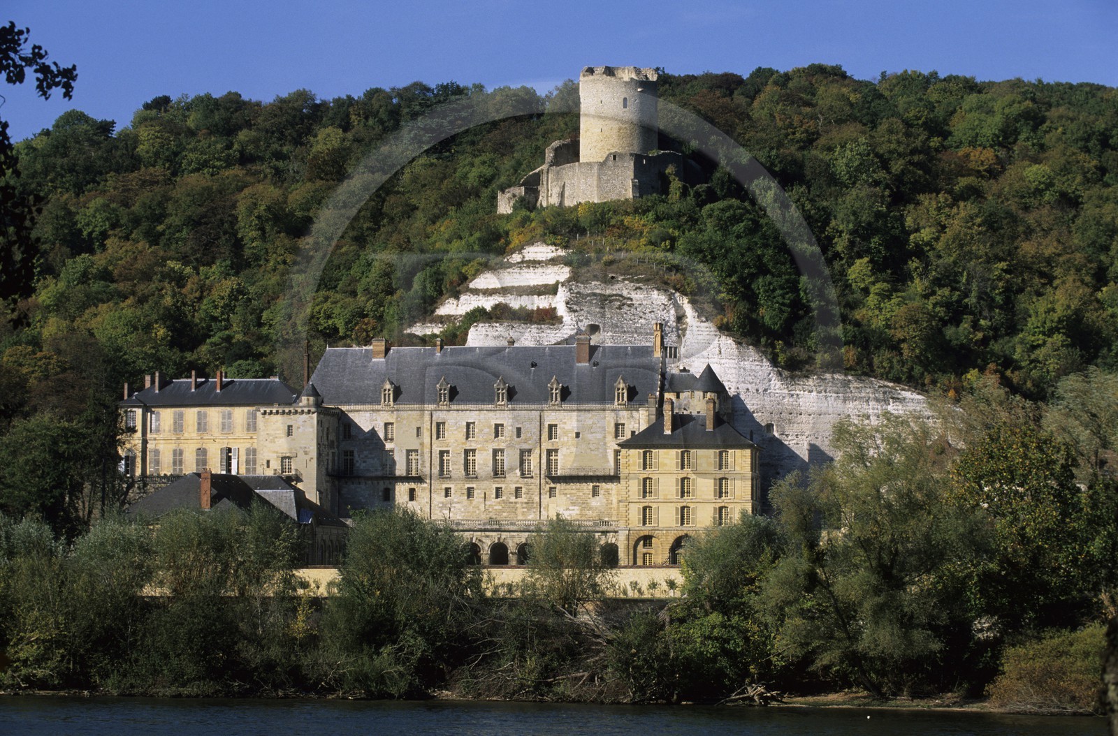 France, Val-d' Oise (95), parc naturel régional du Vexin français, La Roche-Guyon, labellisé Les Plus Beaux Villages de France, donjon dans la falaise