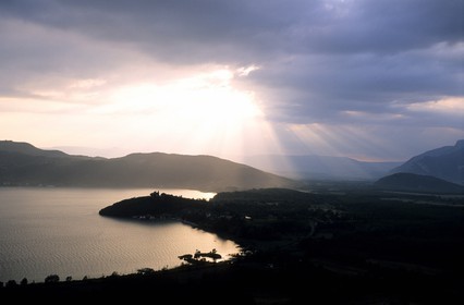 France, Savoie (73), lac du Bourget au coucher de soleil, château de Châtillon