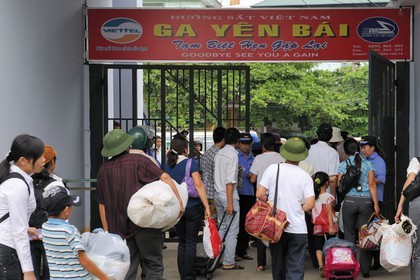 Vietnam, day train from Lao Cai to Hanoi, passengers living at Yen Bai station