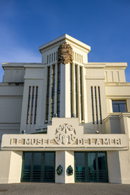 France, Pyrénées-Atlantiques (64), Pays-Basque, Biarritz, l'Aquarium et Musée de la Mer de style Art Déco construit en 1933, poulpe sur le frontispice