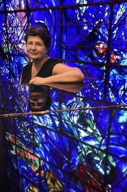 France, Alpes-Maritimes (06), Nice, musée national Marc Chagall de l'architecte André Hermant et créé à l'initiative d'André Malraux, Anne Dopffer, directrice des musées nationaux des Alpes-Maritimes et le vitrail illustrant la Création du Monde dans l'auditorium