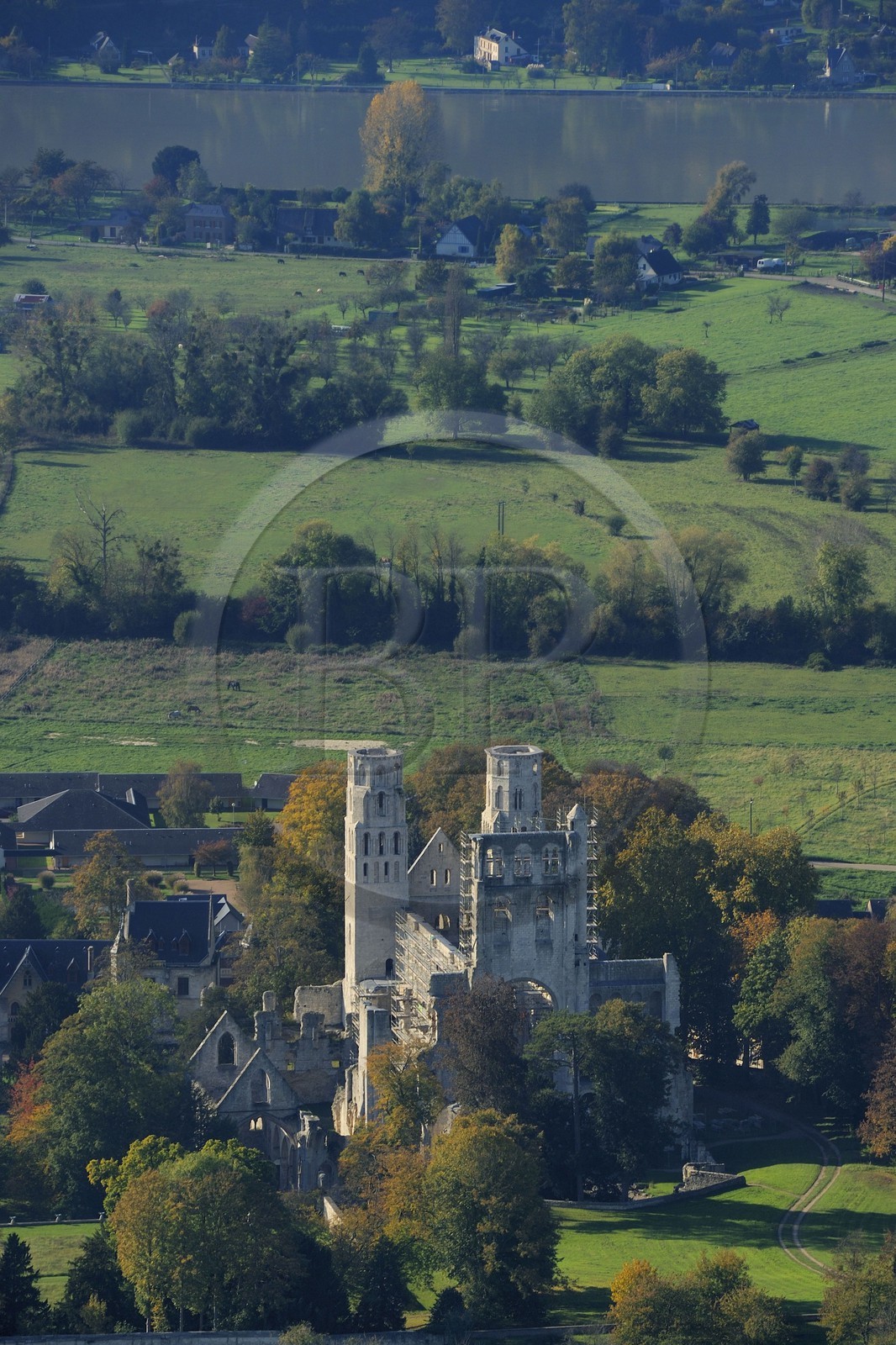 France, Seine-Maritime (76), Pays de Caux, Jumièges, abbaye Saint-Pierre de Jumièges fondée au VIIe siècle (vue aérienne)