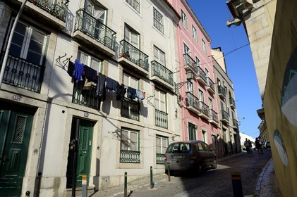 Portugal, Lisbonne, quartier de l'Alfama, la rue Costa do Castelo en dessous des remparts du chateau