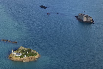 France, Finistère (29), baie de Morlaix, Carantec,  maison-phare de l'Ile Louet (aussi une maison d'hôtes en saison estivale) et le château du Taureau construit par Vauban au XVIIe siècle (vue aérienne)