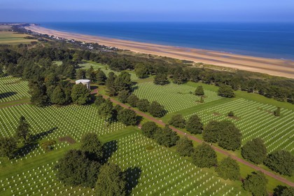 France, Calvados (14), Colleville-sur-Mer, cimetière américain de Colleville-sur-Mer et la plage du débarquement de Omaha Beach en arrière plan