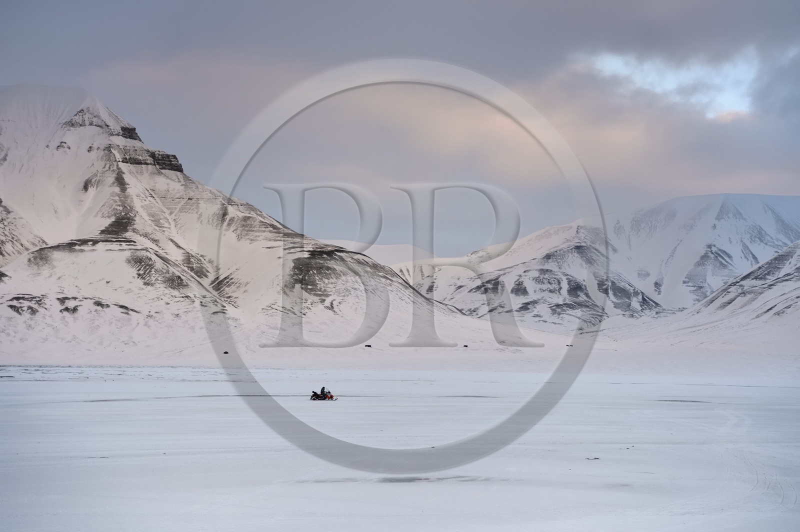 Norvège, Svalbard, Spitzberg, vallée de Adventdalen vers Longyearbyen, motoneige