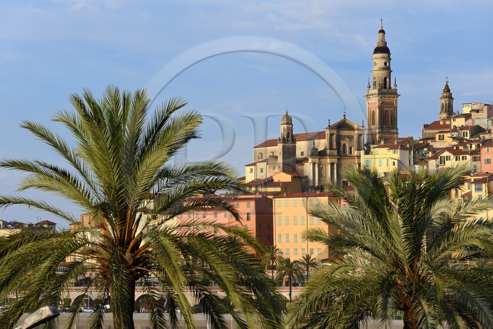 France, Alpes-Maritimes (06), Menton, la vieille ville dominée par la Basilique Saint Michel