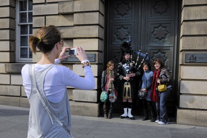 Royaume-Uni, Ecosse, Edimbourg, The Royal Mile, joueur de cornemuse dans High street